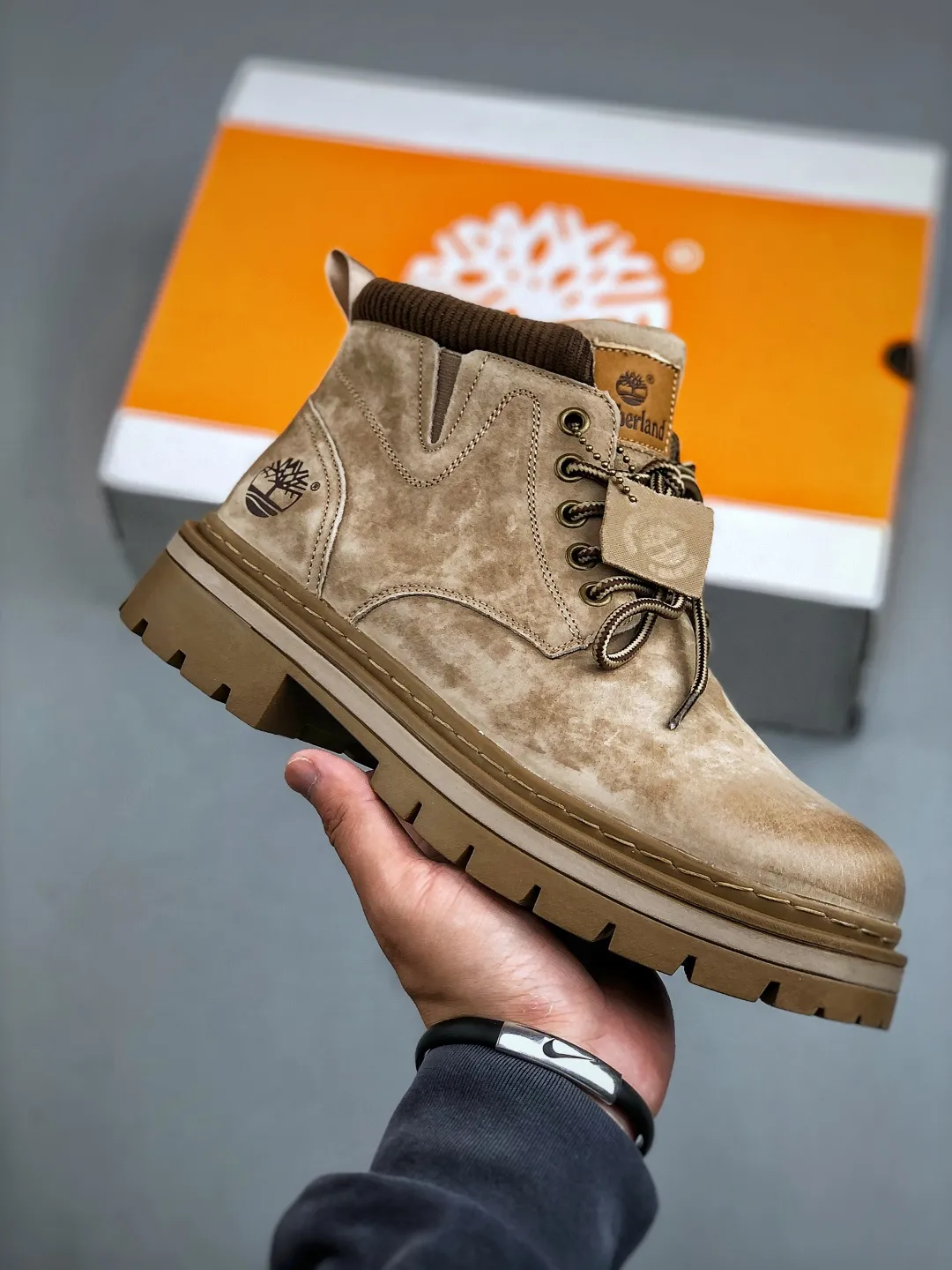 Local 💰560 supports store opening. New goods 🚀 #Timberland Timberland/Timberland classic outdoor casual rhubarb boots series. Guangdong factory quality. Original box and original packaging. The fabric is made of Italian 🇮🇹 top-grade frosted fine-grained cowhide. It is paired with anti-odor and anti-corrosion genuine leather latex insoles to give you a perfect wearing experience. High-quality and durable. A must-have for sportsmen. Specially designed to treat those who are not handsome. High-quality and first-class foot feel. Size: 38-44 (leather shoe size)
